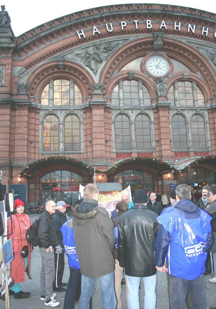Montagsdemo beim Infomobil der GDL vor dem Bremer Hauptbahnhof am 15. 11. 2007