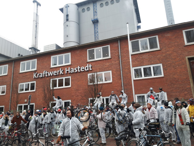 Fahrraddemo 'Critical Mass': 'Kohle stoppen, Hambi bleibt!'