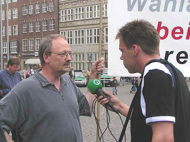 'Radio Bremen' interviewt einen WASG-Demonstranten