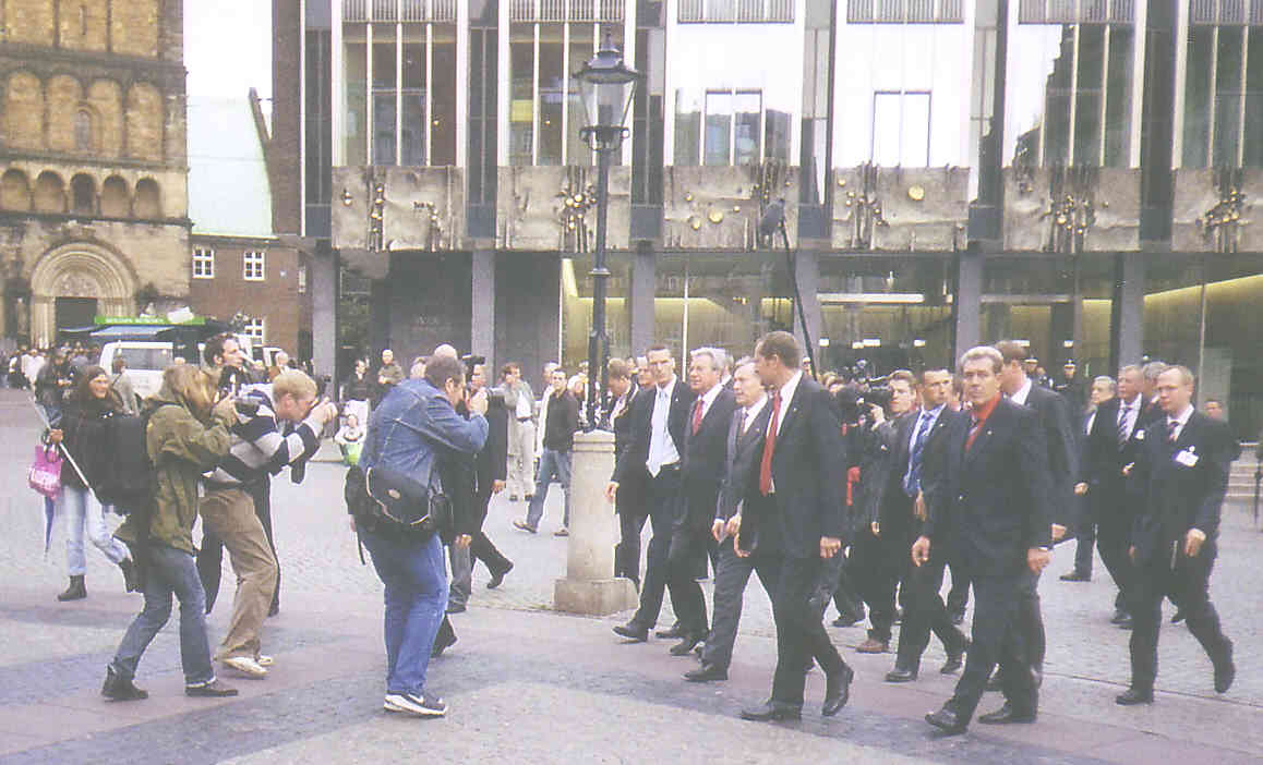 Horst Köhler überquert den Bremer Marktplatz - Foto: Frank Kleinschmidt