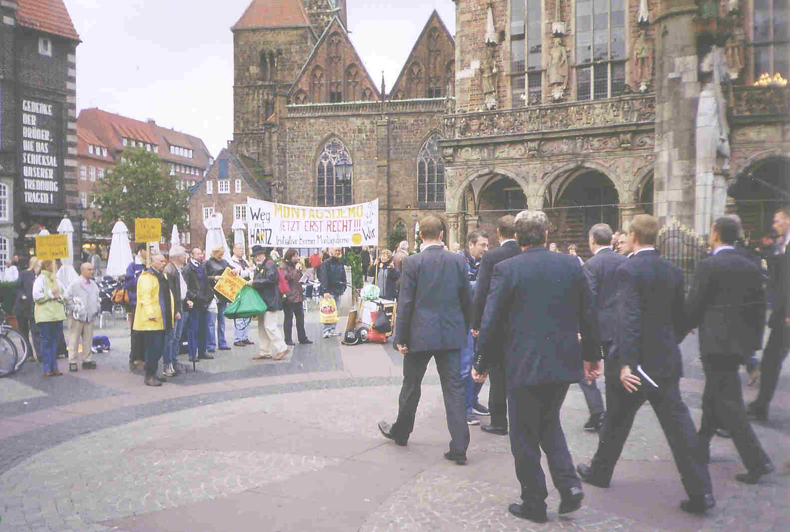 Horst Köhler schreitet auf die Bremer Montagsdemo zu