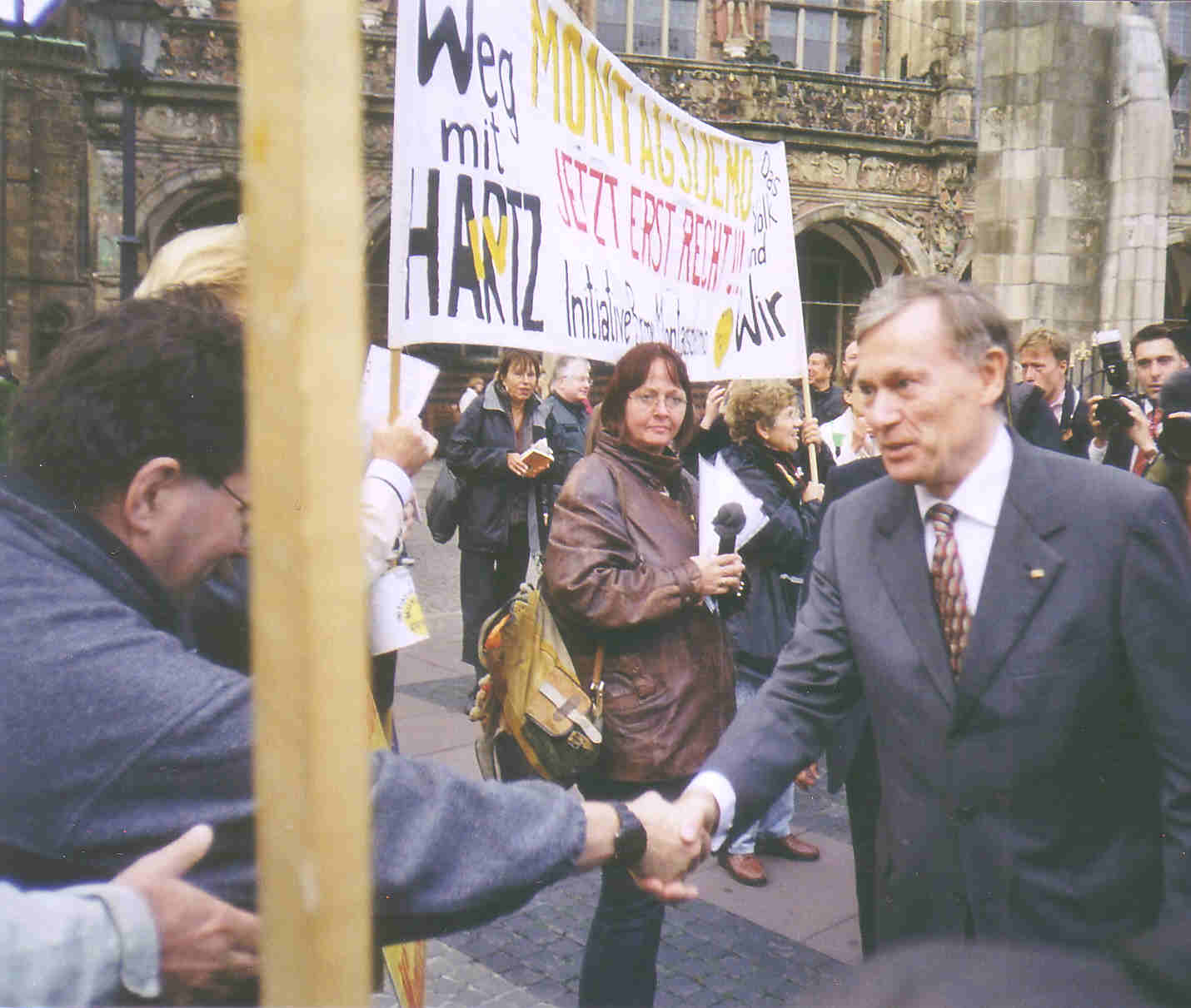 Horst Köhler begrüßt die Bremer Montagsdemonstranten - Foto: Frank Kleinschmidt