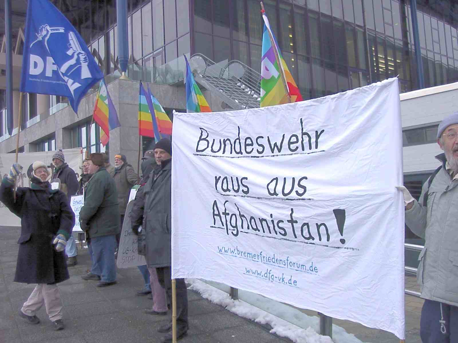 Protest gegen Afghanistan-Einsatz der Bundeswehr
(bei Bremer Eiswette 2010, Foto: Joachim 'Bommel' Fischer)