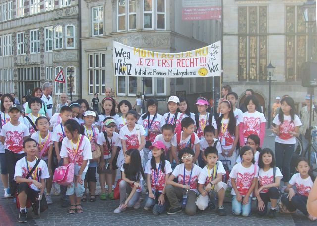 Fernöstliche Kinderreisegruppe auf dem Bremer Marktplatz am 19. Juli 2010