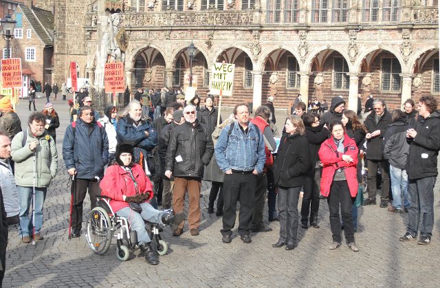 Teilnehmer der Kundgebung 'Zehn Jahre sind genug! Hartz IV muss weg!'