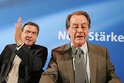 Müntefering und Schröder vor vertrautem Blau (Archiv)