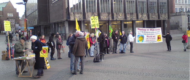 Gegen Atomkraft und Hartz IV: 511. Bremer 
Montagsdemonstration am 9. März 2015 
(Foto: Jobst Roselius)
