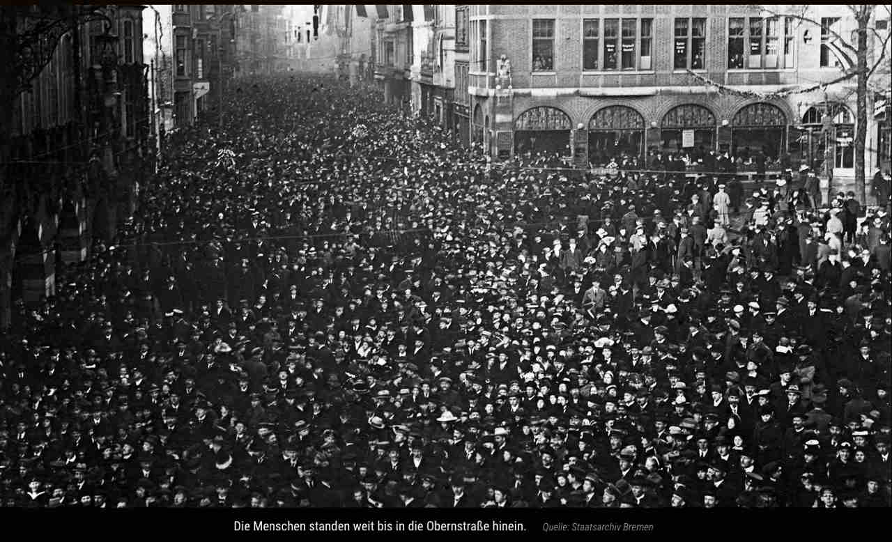 Die Menschen standen weit bis in die Obernstra�e hinein (Quelle: Staatsarchiv Bremen)