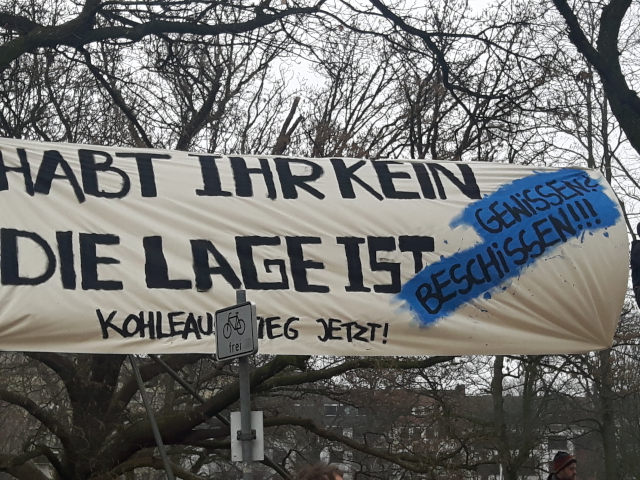 Fahrraddemo 'Critical Mass': 'Kohle stoppen, Hambi bleibt!'